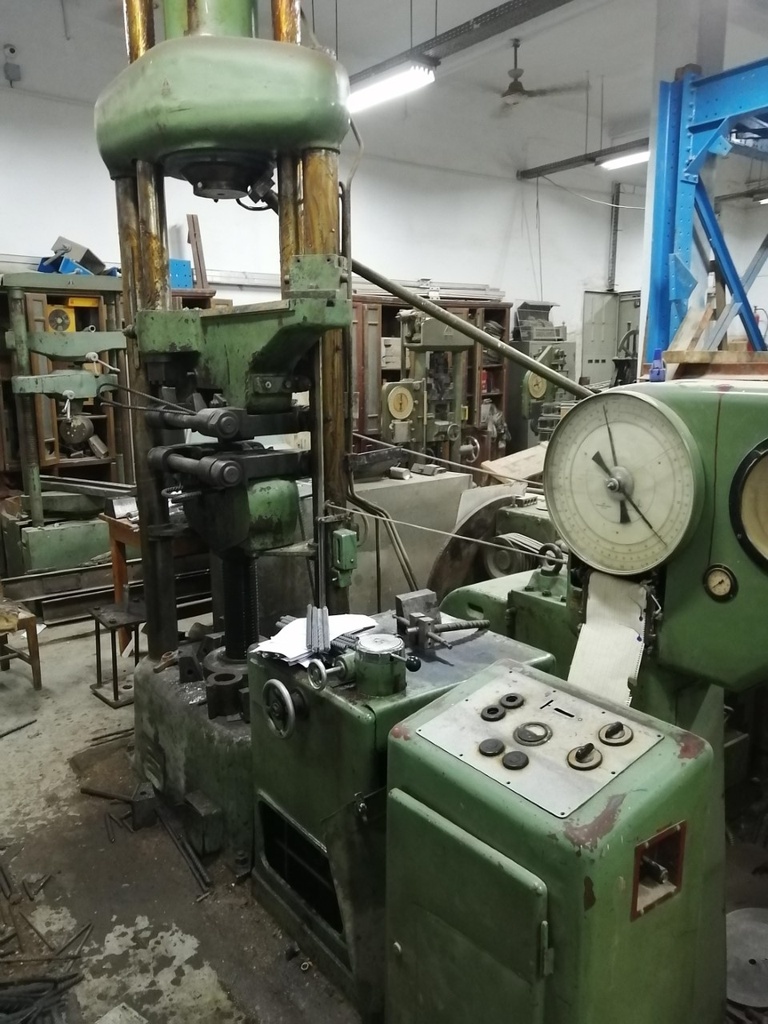 Universal testing machine 100 ton