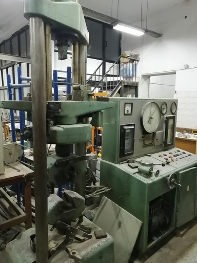 Universal testing machine 30 ton