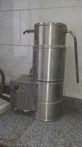 Water distillation device